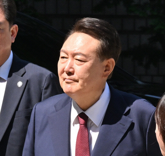 윤석열 전 대통령이 23일 서울 서초구 서울중앙지방법원에서 열린 내란 우두머리 혐의·직권남용 권리행사 방해 혐의 사건 8차 공판에 출석하고 있다. 연합뉴스